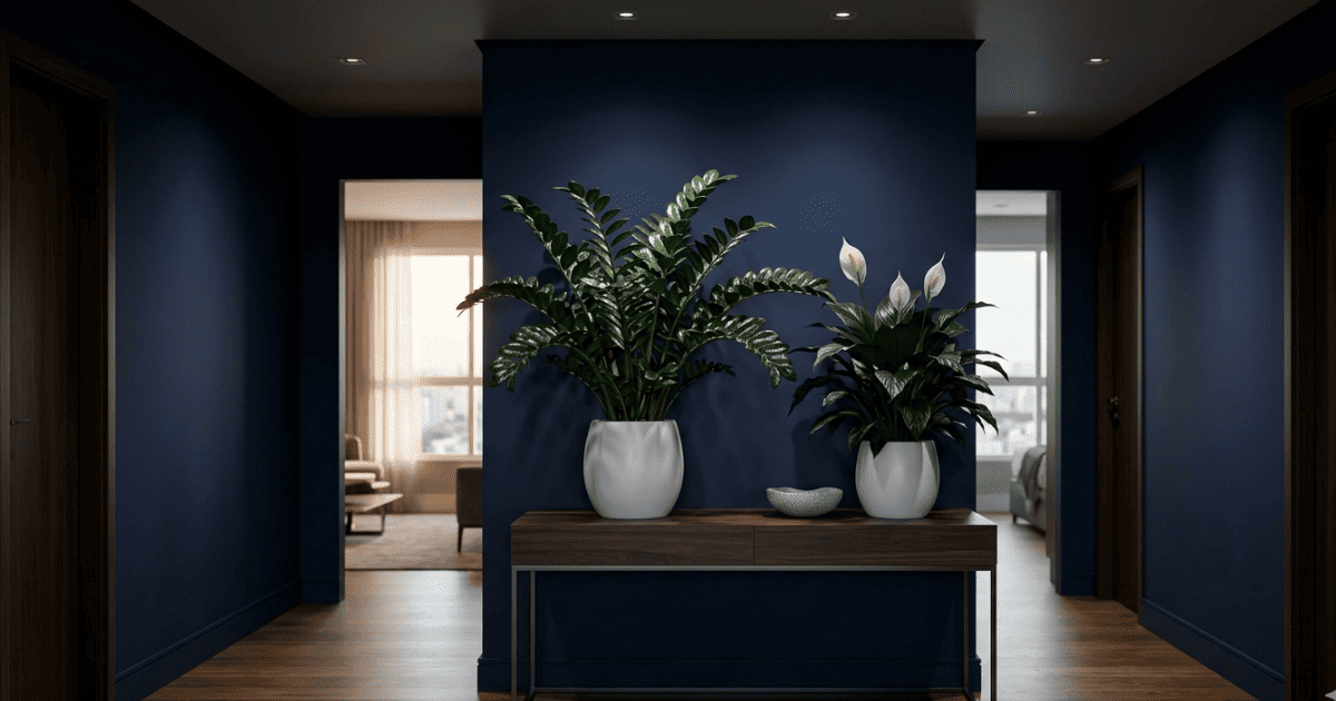 Uma composição elegante com plantas que não precisam de sol em um corredor de apartamento moderno.